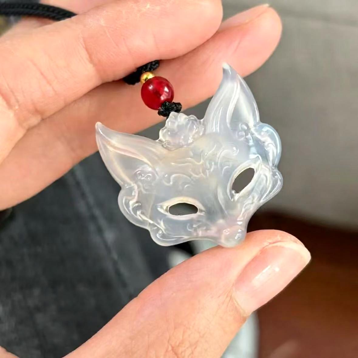 Ice‑Type White Chalcedony Fox‑Mask Necklace, Chinese‑Style Aesthetics Agate Spirit Fox Pendant, Couple Gift for Men & Women, Live‑stream Style Item